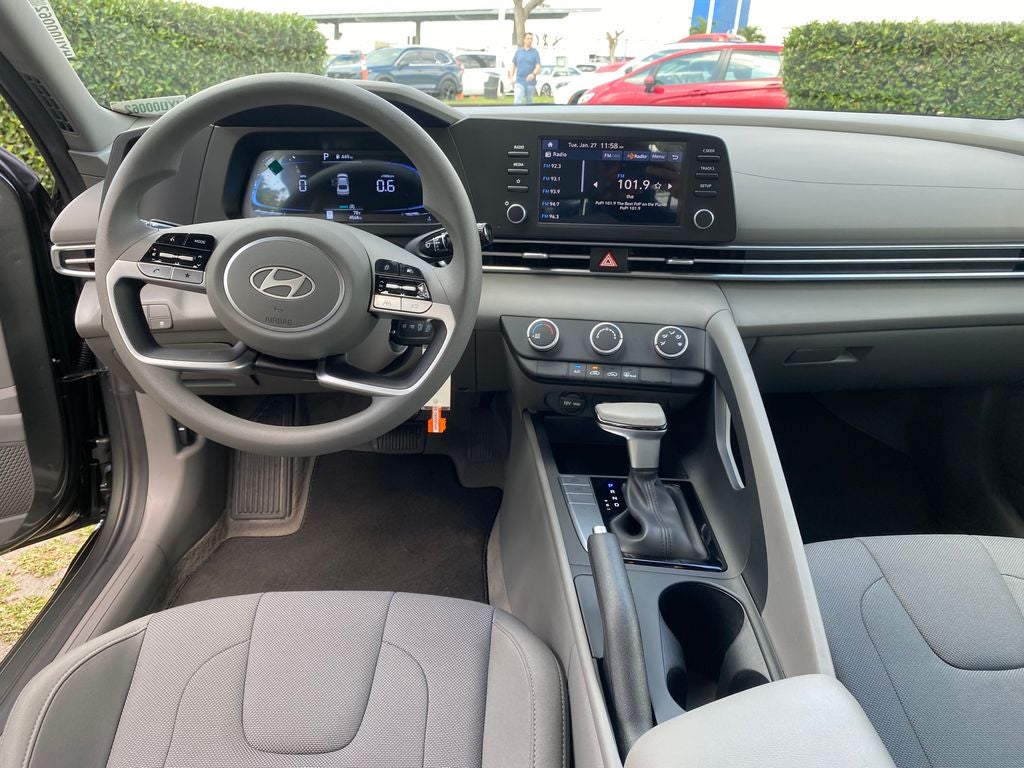 2025 Hyundai ELANTRA SE