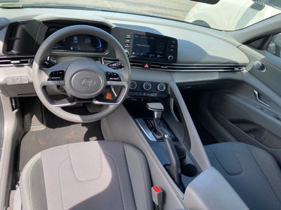 2025 Hyundai ELANTRA SE