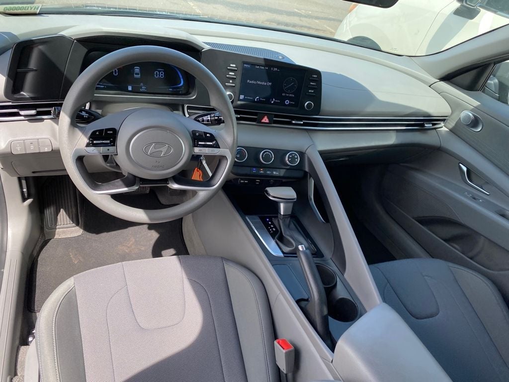 2025 Hyundai ELANTRA SE