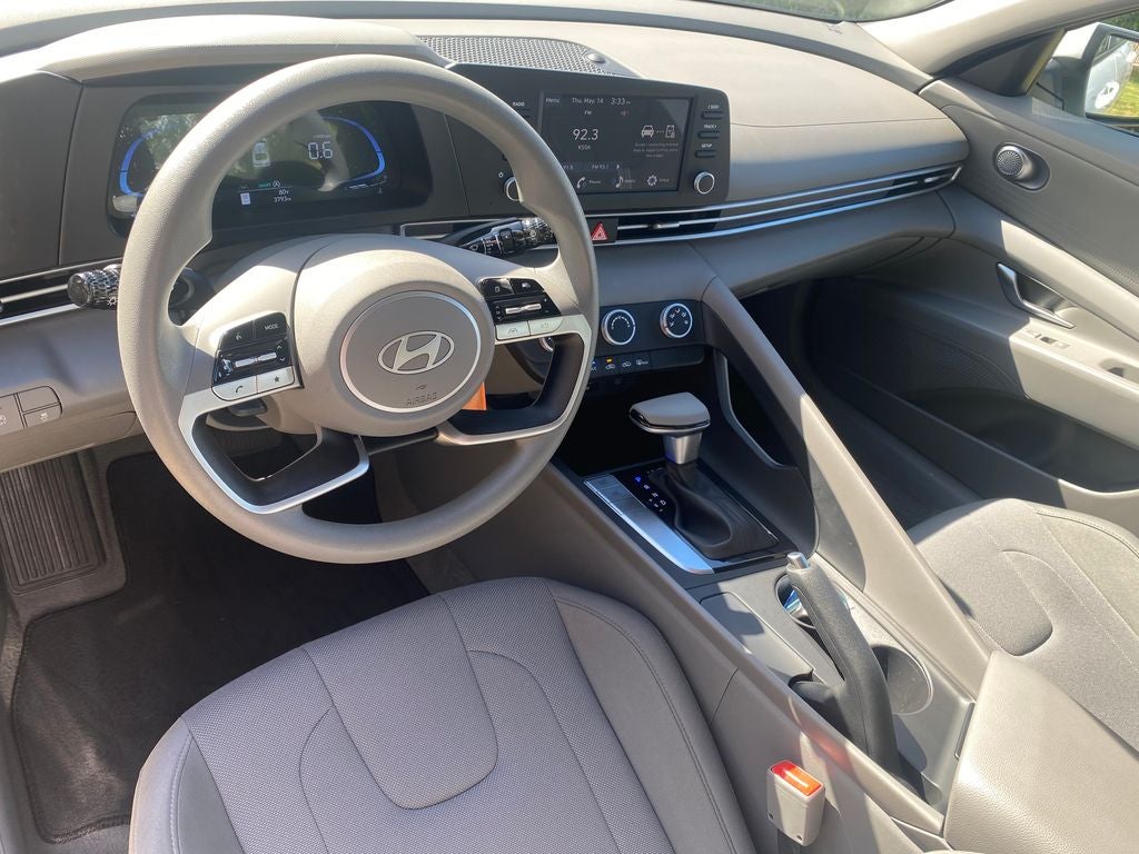 2025 Hyundai ELANTRA SE